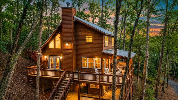 Une cabane dotée d’une terrasse, d’un escalier et d’un porche.