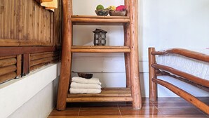 Uma estante de madeira com três prateleiras, cada uma exibindo itens diferentes.