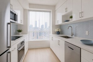 Standard Room | Private kitchen | Fridge, microwave, oven, stovetop - The Solenne Suites (Toronto)