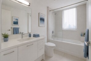Standard Room | Bathroom | Free toiletries, hair dryer, towels, soap - The Solenne Suites (Toronto)