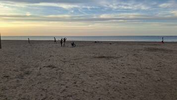 Chaises longues, serviettes de plage