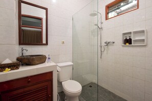 Villa | Bathroom | Free toiletries, towels, soap, shampoo - Hildiman Kuta Villa (Kuta)