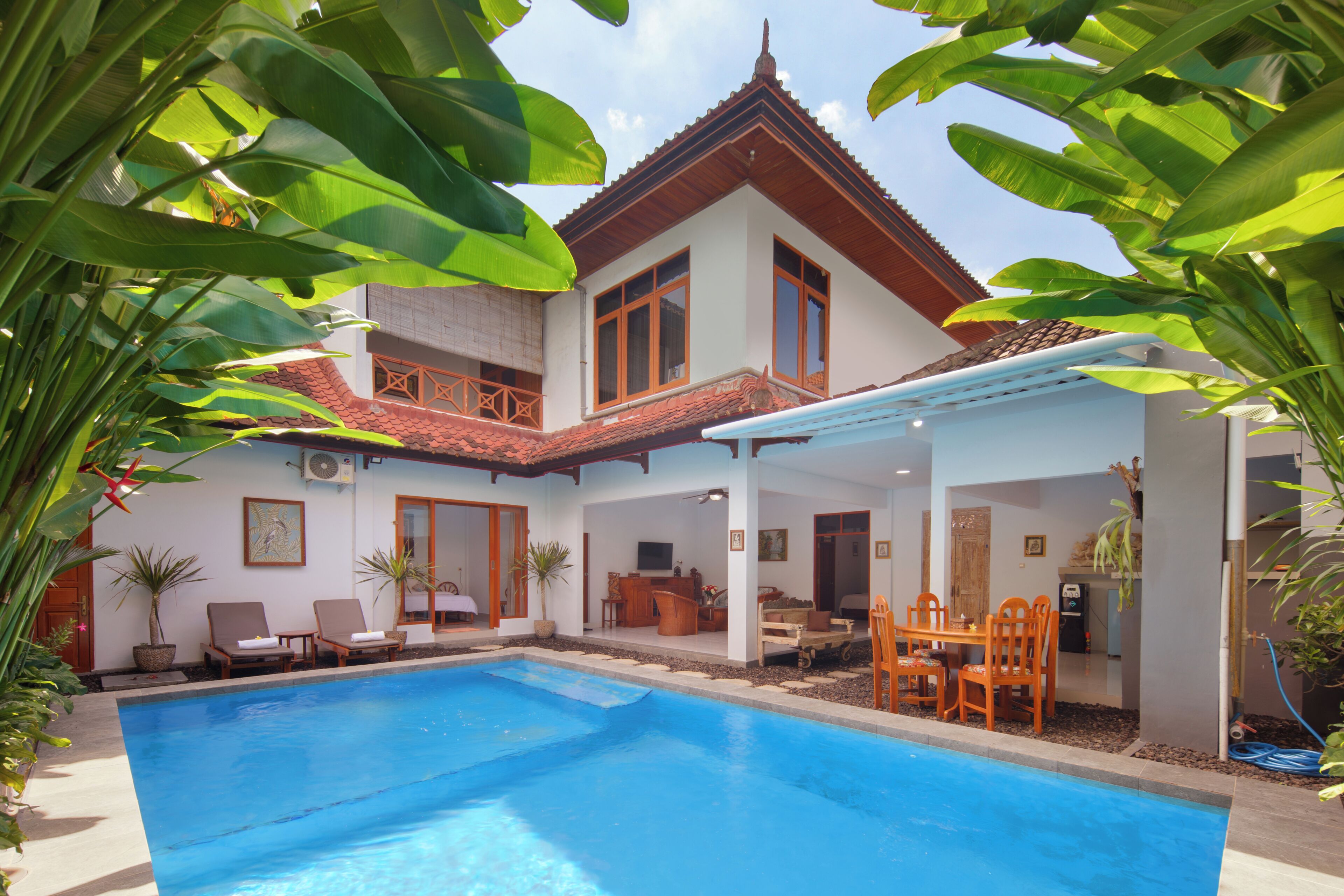 Outdoor pool, pool loungers