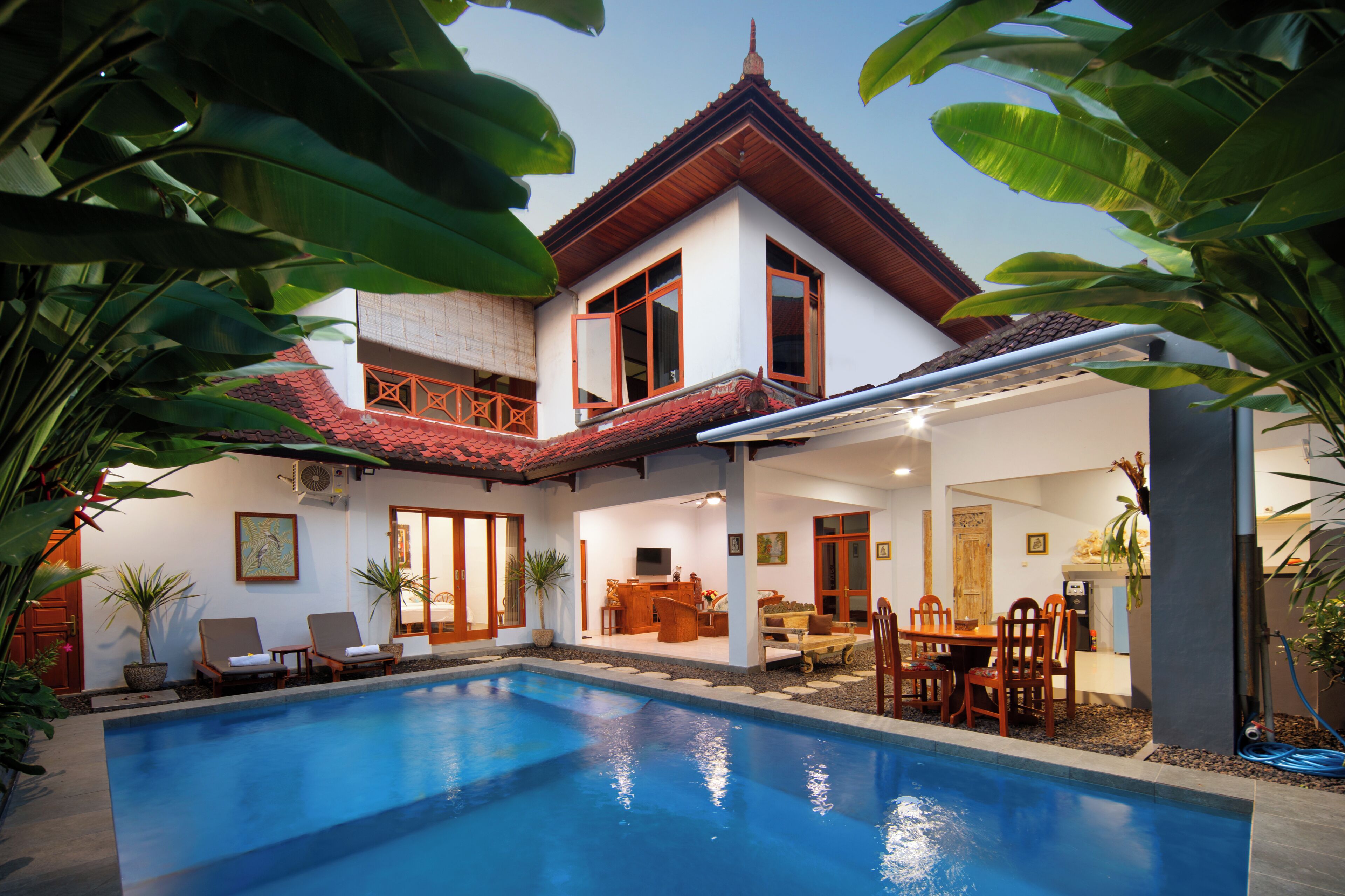 Outdoor pool, pool loungers