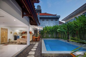 Outdoor pool, pool loungers - Hildiman Kuta Villa (Kuta)