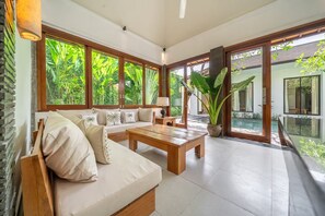 Villa Deluxe, 2 habitaciones, piscina privada | Zona de estar | Smart TV de 50 pulgadas con canales digitales