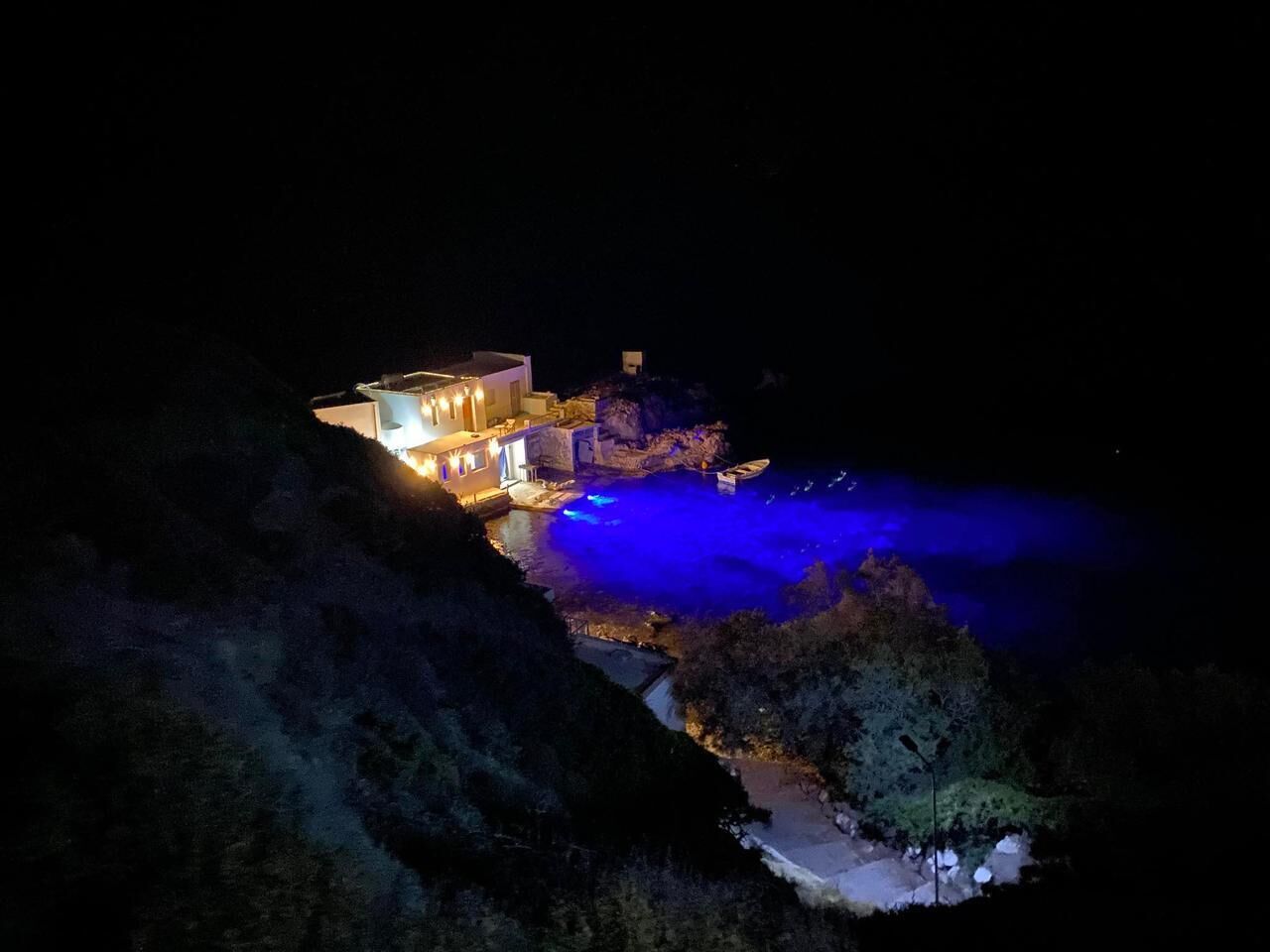 Una casa aislada con piscina, rodeada de paisaje natural.