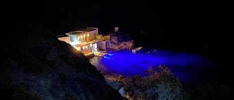 Una casa aislada con piscina, rodeada de paisaje natural.