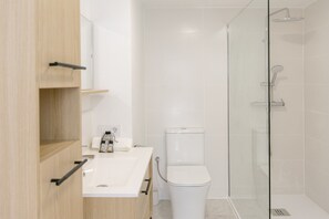 Shower, towels - WELCS APARTMENT 372 EMP in the downtown area (Empuriabrava)