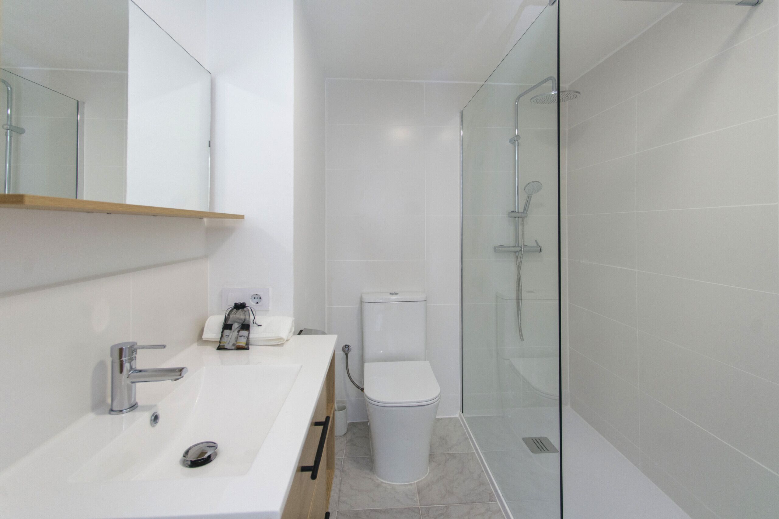 Een douche, handdoeken