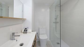 Een douche, handdoeken