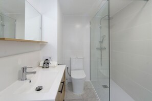 Een douche, handdoeken