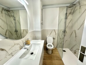 Shower, hair dryer, towels - WELCS APARTMENT 373 PDA meters away from the sea (Sant Antoni de Calonge)