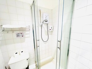 Deluxe Twin Room | Bathroom | Shower, hair dryer, towels, soap - High Tide Hotel (Blackpool)