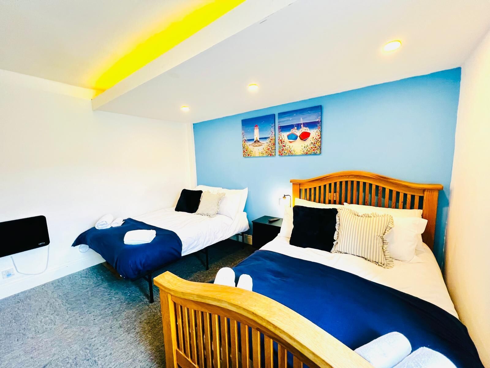 Deluxe Twin Room | Desk, laptop workspace, iron/ironing board, free WiFi