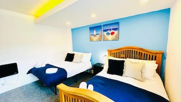 Deluxe Twin Room | Desk, laptop workspace, iron/ironing board, free WiFi