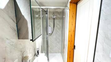 Standard Triple Room | Bathroom | Shower, hair dryer, towels, soap