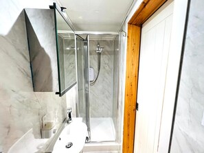 Chambre Triple Standard | Salle de bain | Douche, sèche-cheveux, serviettes fournies, savon