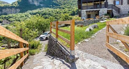 Casa Zucchelli, Garda Trentino: Castle View, Private Garden with BBQ, Up to 8 Guests