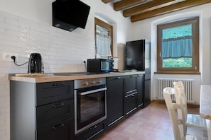 Réfrigérateur, four à micro-ondes, un four, surface de cuisson