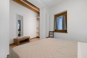 Room - Casa Zucchelli, Garda Trentino: Castle View, Private Garden with BBQ, Up to 8 Guests (Pranzo)
