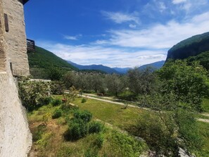 Property grounds - Casa Zucchelli, Garda Trentino: Castle View, Private Garden with BBQ, Up to 8 Guests (Pranzo)