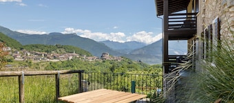 Casa Zucchelli, Garda Trentino: Castle View, Private Garden with BBQ, Up to 8 Guests