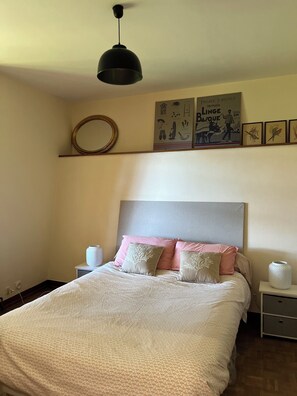 Iron/ironing board, free WiFi, bed sheets - Stone family home with swimming pool (Jalogny)