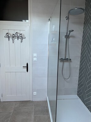Dusche, Haartrockner, Handtücher, Seife