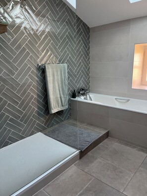 Een douche, een haardroger, handdoeken, zeep