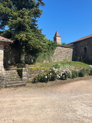 Property grounds - Stone family home with swimming pool (Jalogny)
