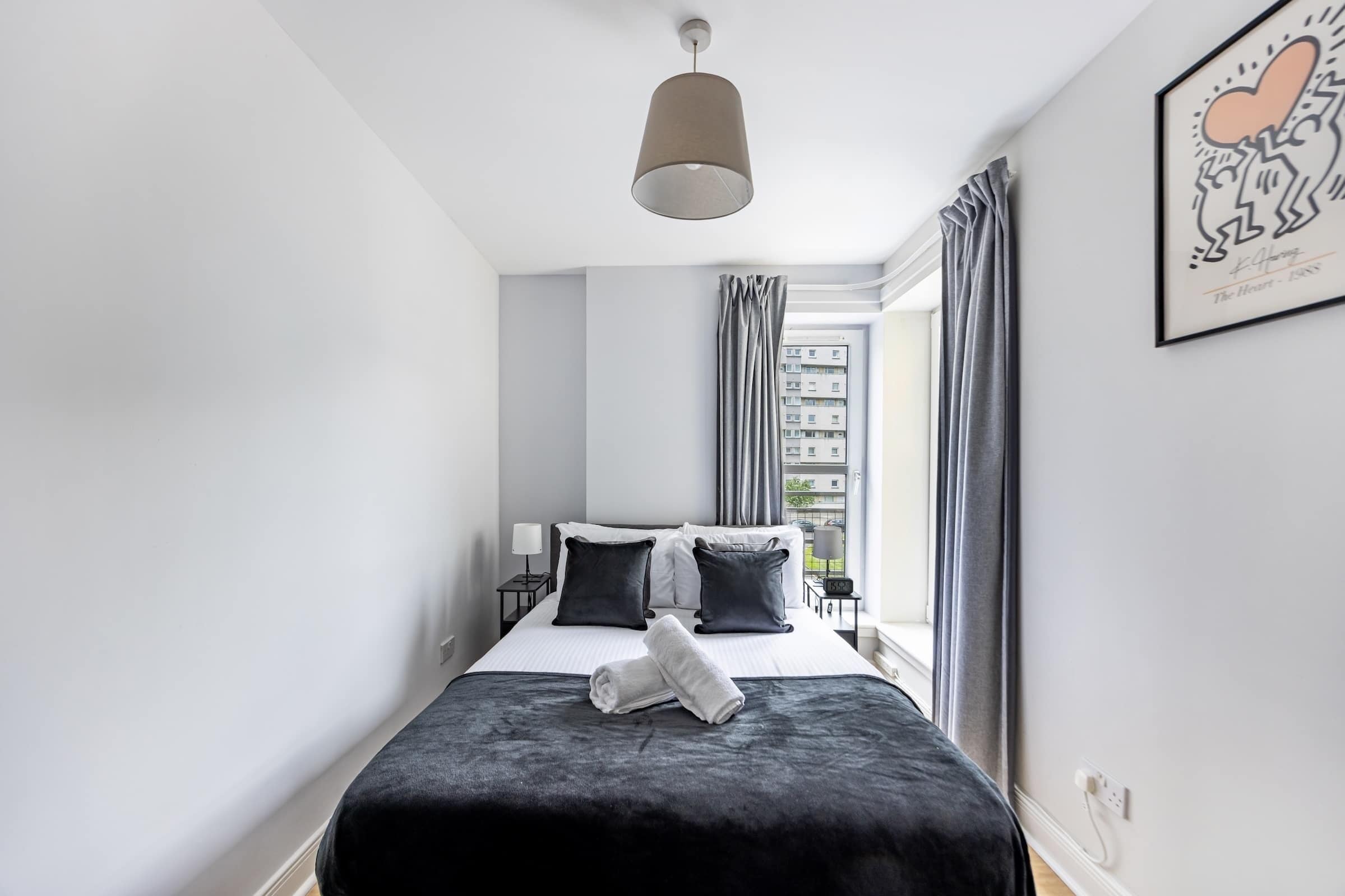 2 chambres, bureau, fer et planche à repasser, lit de bébé portatif