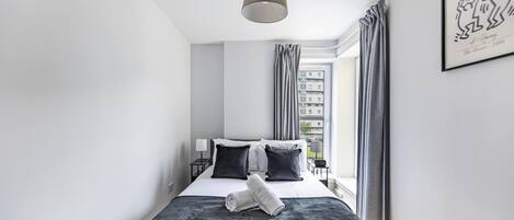 2 chambres, bureau, fer et planche à repasser, lit de bébé portatif