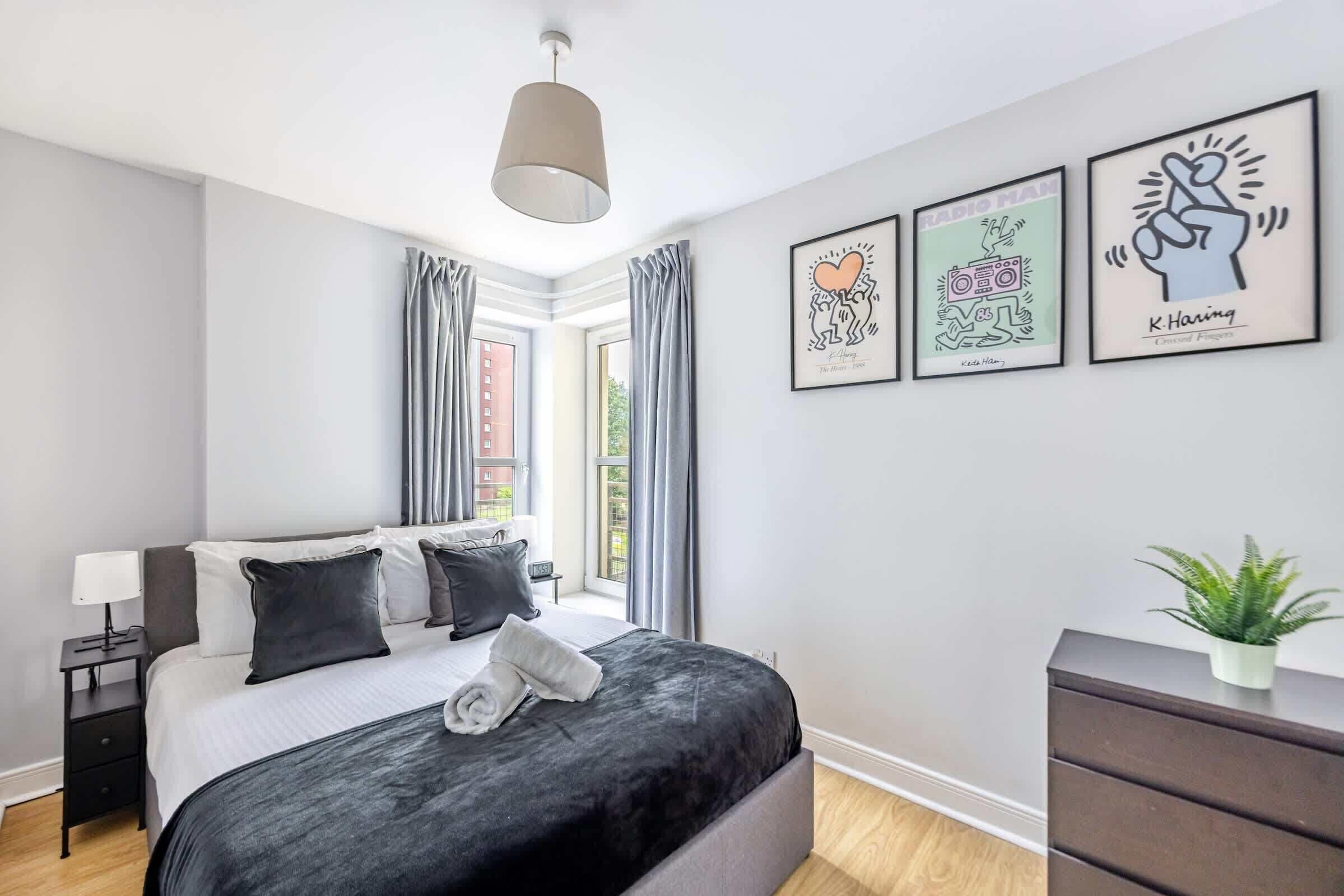 2 bedrooms, desk, iron/ironing board, travel crib