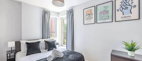 2 bedrooms, desk, iron/ironing board, travel crib