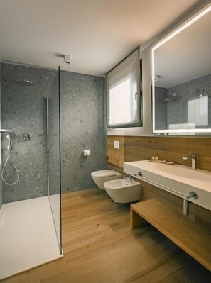 Een douche, gratis toiletartikelen, een haardroger, handdoeken