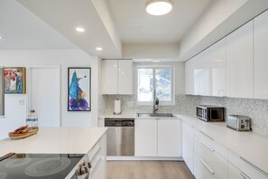 Fridge, microwave, oven, stovetop - Beautiful, Calm, Modern Home with a Large Playroom (Hallandale Beach)