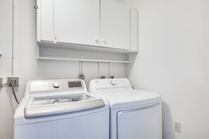 Interior - Beautiful, Calm, Modern Home with a Large Playroom (Hallandale Beach)