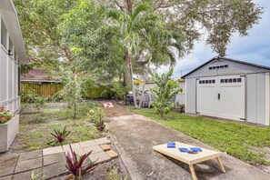 Terrace/patio - Beautiful, Calm, Modern Home with a Large Playroom (Hallandale Beach)