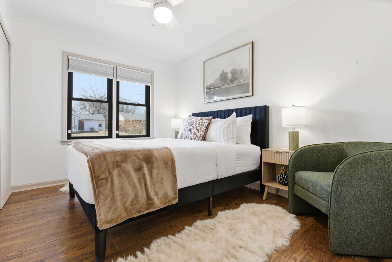 Desk, iron/ironing board, WiFi, bed sheets