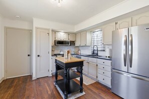 Fridge, microwave, oven, stovetop - Tulsa Suite Spot | King Bed•Near Expo•TU•Dtwn (Tulsa)
