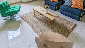 Apartamento, sacada, vista para a montanha | Área de estar