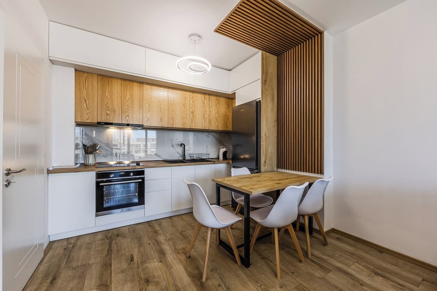 Kühlschrank, Ofen, Herdplatte, Wasserkocher mit Kaffee-/Teezubehör
