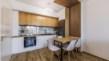 Kühlschrank, Ofen, Herdplatte, Wasserkocher mit Kaffee-/Teezubehör