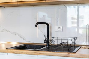Kühlschrank, Ofen, Herdplatte, Wasserkocher mit Kaffee-/Teezubehör