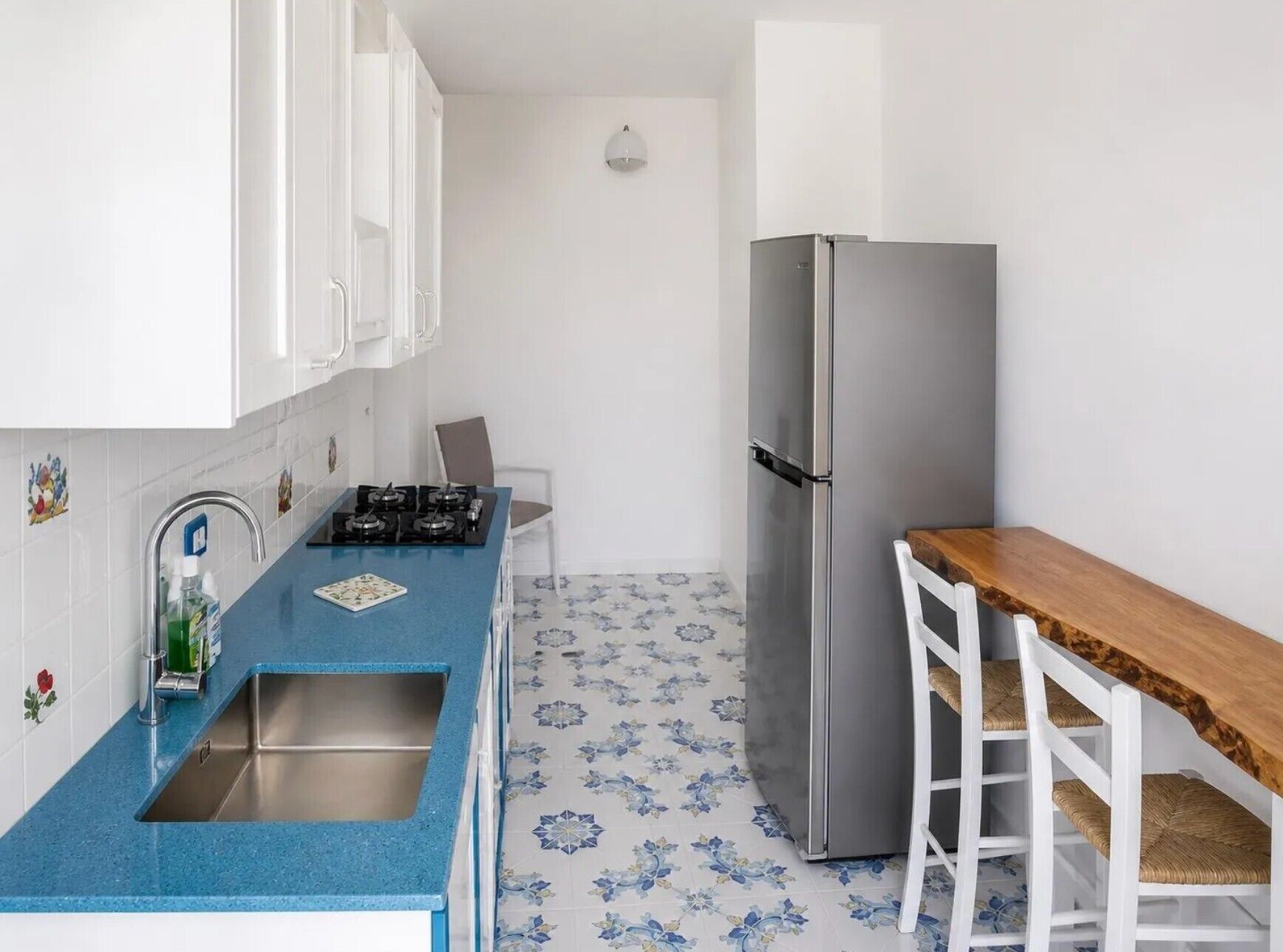 Kühlschrank, Herdplatte, Wasserkocher mit Kaffee-/Teezubehör