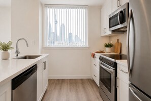 Standard Room | Private kitchen | Fridge, microwave, oven, stovetop - Luma & Laurel's (Toronto)
