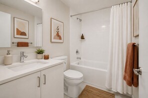 Standard Room | Bathroom | Free toiletries, hair dryer, towels, soap - Luma & Laurel's (Toronto)
