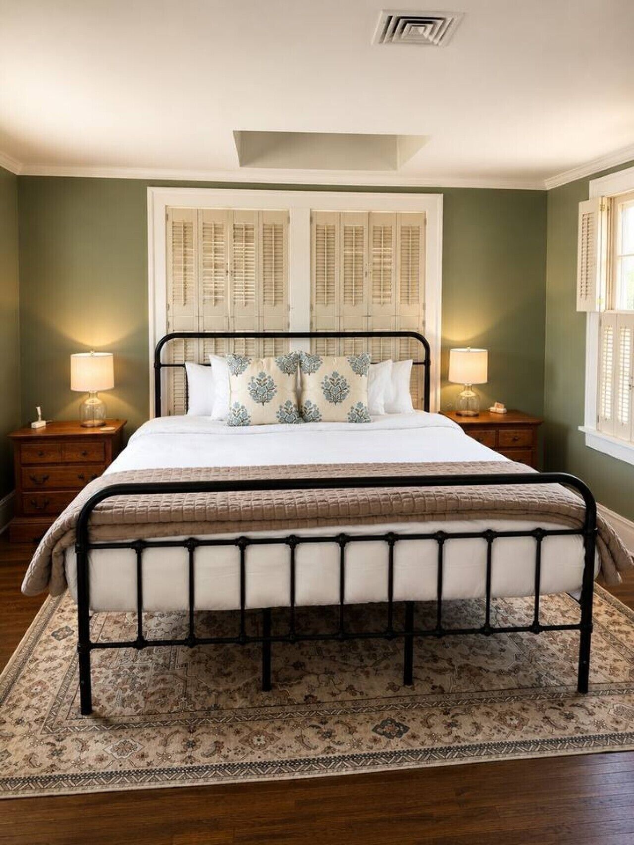Desk, iron/ironing board, WiFi, bed sheets