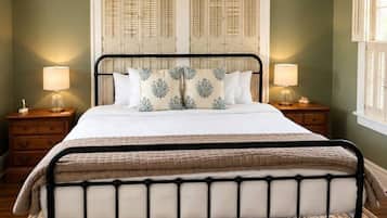 Desk, iron/ironing board, WiFi, bed sheets